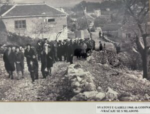 Svatovi u Gabeli šesdesetih godina - vraćaju se s mladom